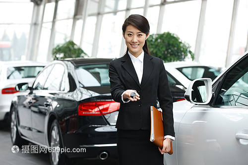 青年女人機(jī)動車站著汽車銷售人員